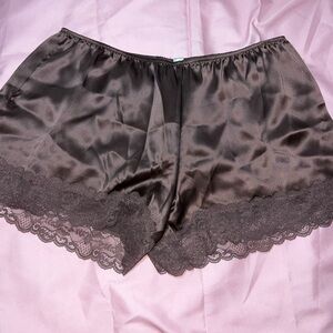 Medium Lace trim silk shorts